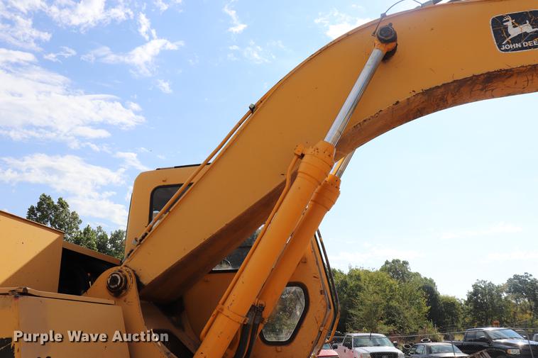 image for item ED9517 1997 John Deere 690E LC excavator