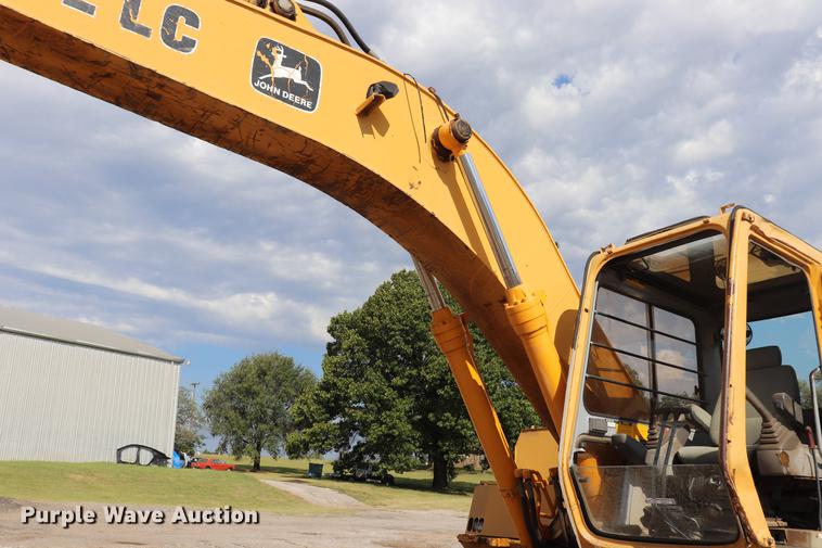 image for item ED9517 1997 John Deere 690E LC excavator