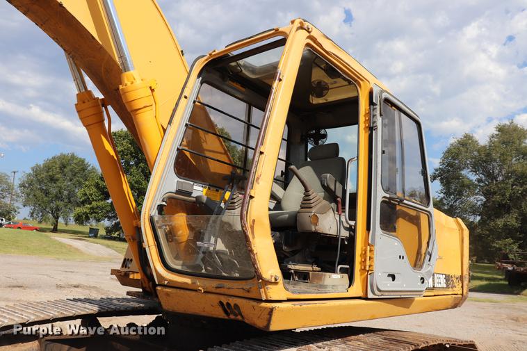 image for item ED9517 1997 John Deere 690E LC excavator