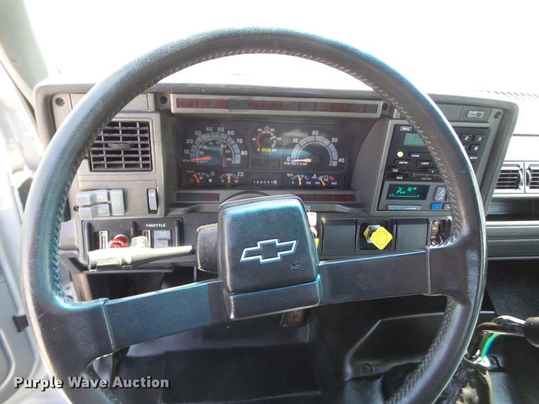 image for item L1505 2002 Chevrolet C7500 flatbed truck