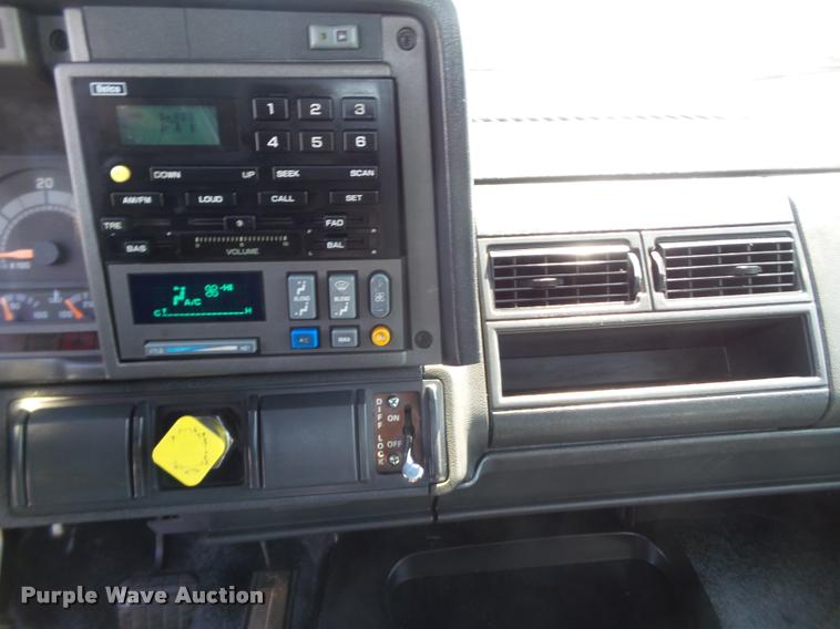 image for item L1505 2002 Chevrolet C7500 flatbed truck