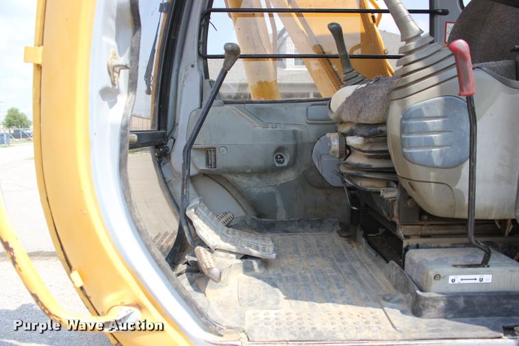 image for item L3207 2000 John Deere 120 excavator