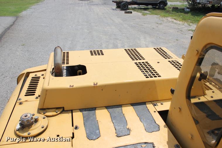 image for item L3207 2000 John Deere 120 excavator