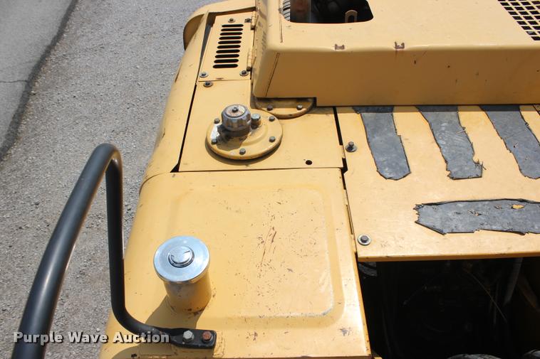 image for item L3207 2000 John Deere 120 excavator