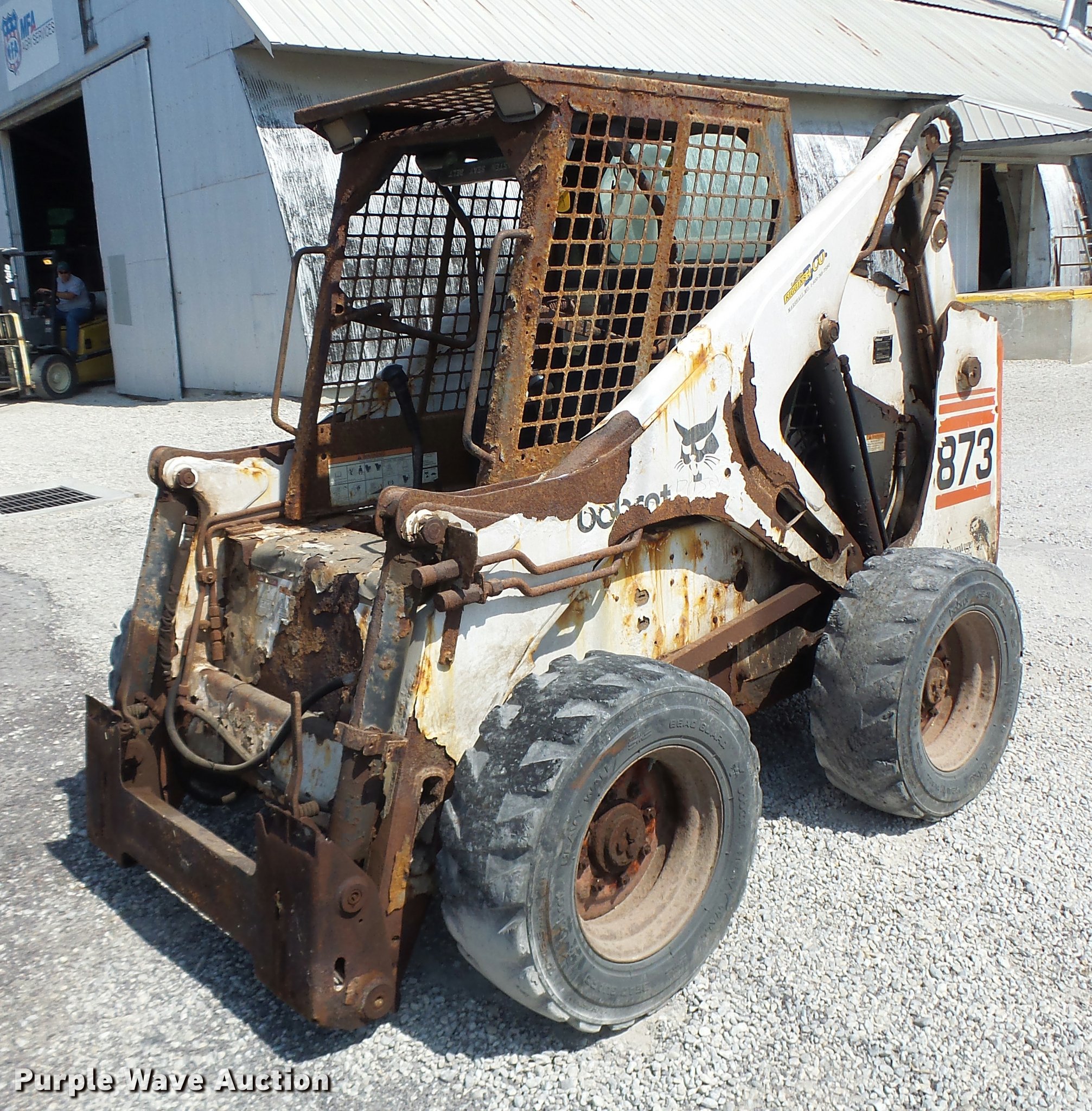 1999 Bobcat 873 skid steer in Hale, MO Item DB1432 sold Purple Wave