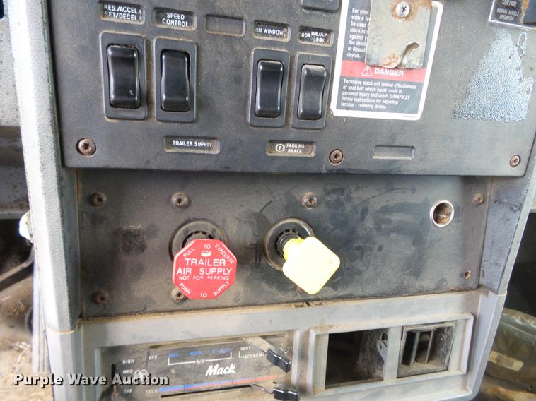 image for item DA2388 1999 Mack CH613 fertilizer tender truck