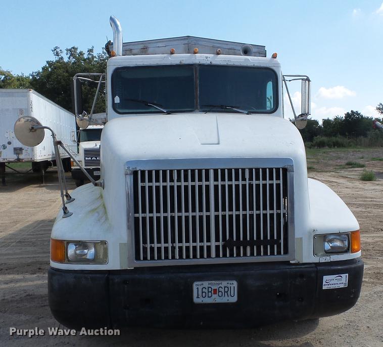 image for item DA2389 1994 International 9400 fertilizer tender truck