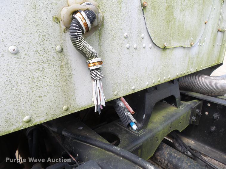 image for item DA2389 1994 International 9400 fertilizer tender truck