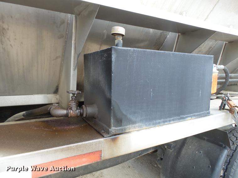 image for item DA2389 1994 International 9400 fertilizer tender truck