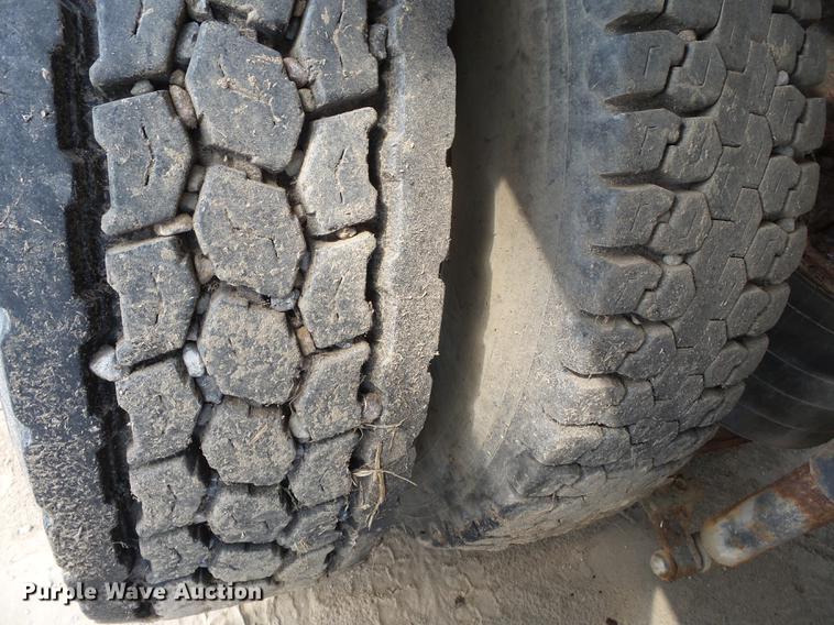 image for item DA2389 1994 International 9400 fertilizer tender truck