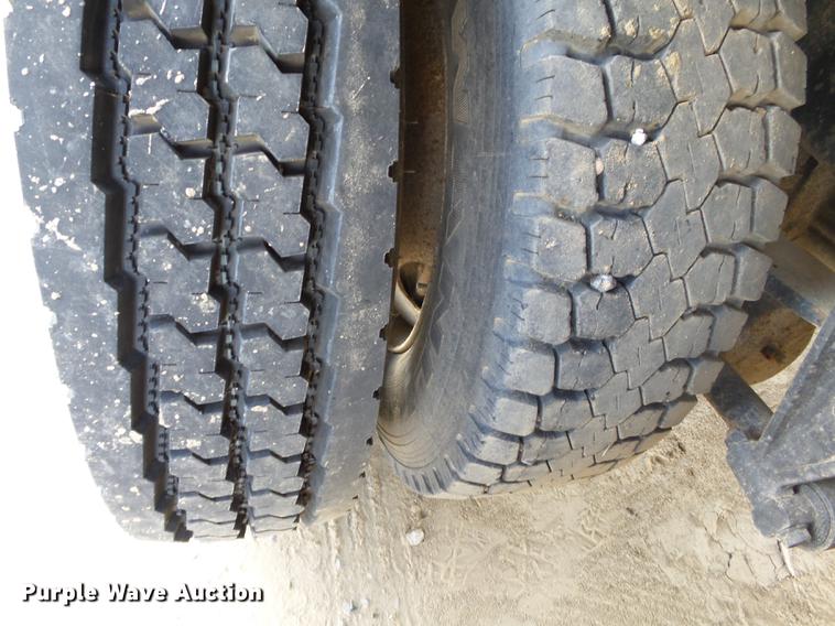 image for item DA2389 1994 International 9400 fertilizer tender truck