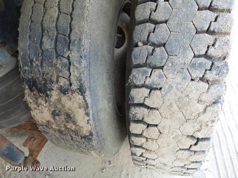 image for item DA2389 1994 International 9400 fertilizer tender truck