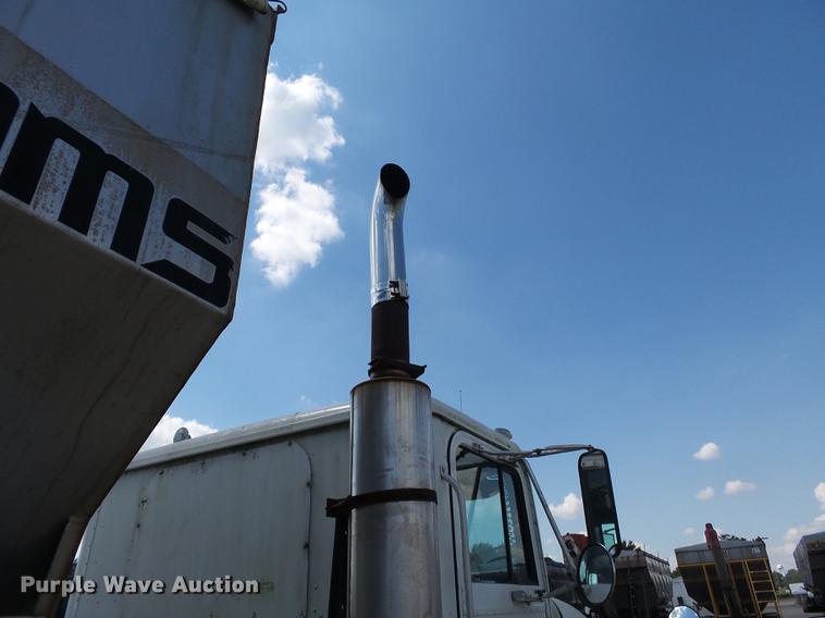 image for item DA2389 1994 International 9400 fertilizer tender truck