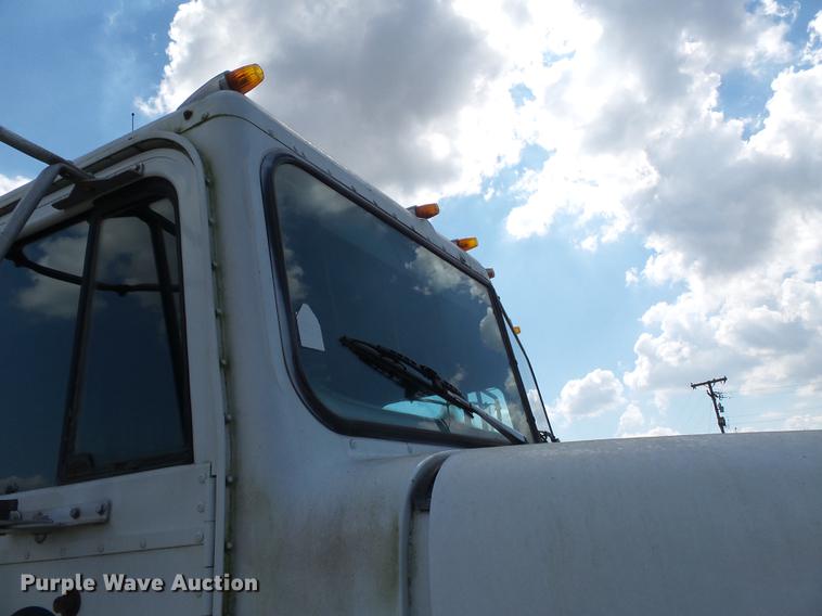 image for item DA2389 1994 International 9400 fertilizer tender truck