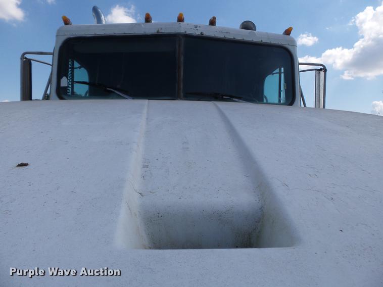 image for item DA2389 1994 International 9400 fertilizer tender truck