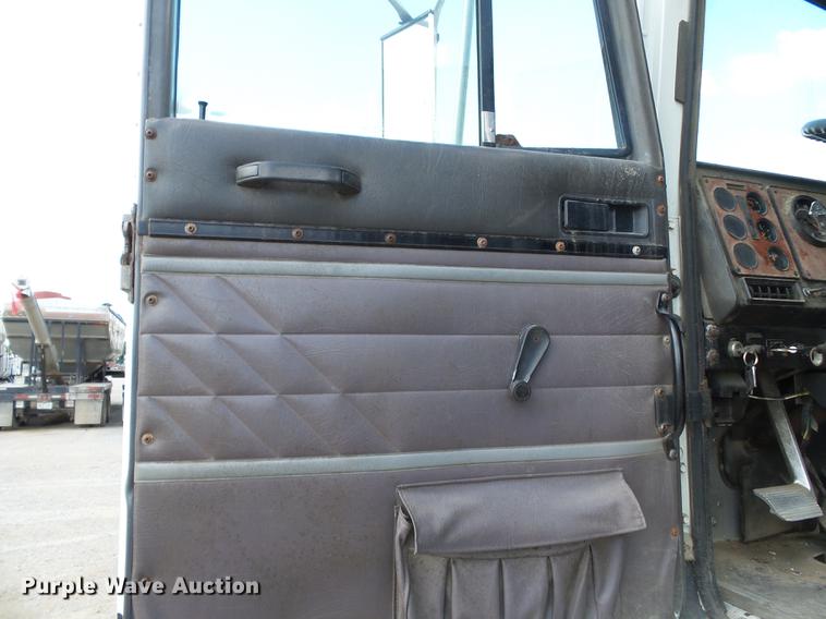 image for item DA2389 1994 International 9400 fertilizer tender truck