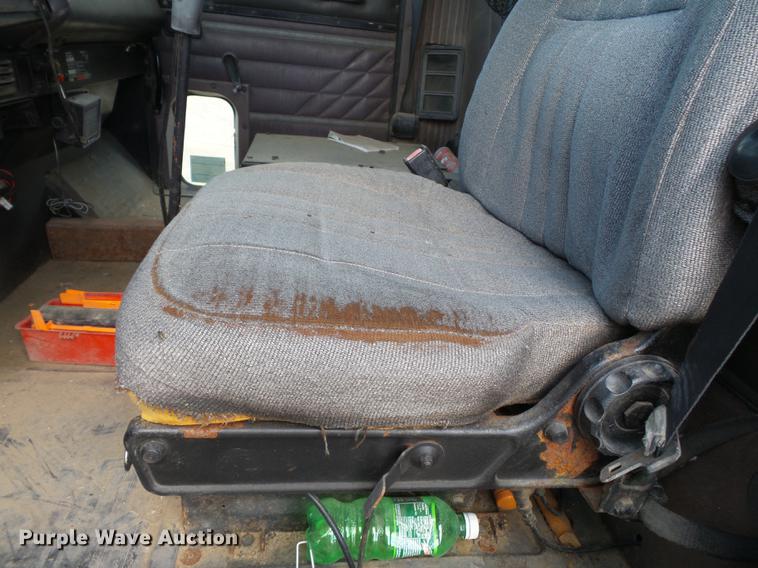 image for item DA2389 1994 International 9400 fertilizer tender truck