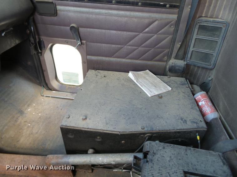 image for item DA2389 1994 International 9400 fertilizer tender truck