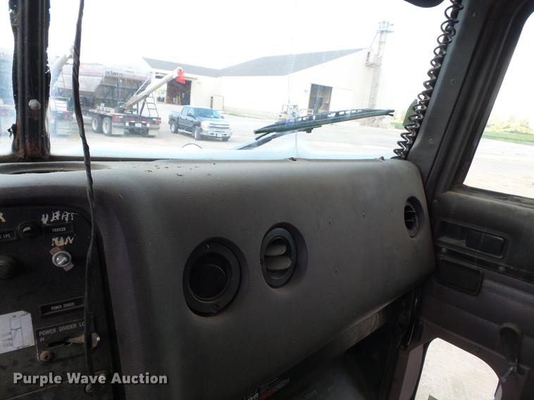 image for item DA2389 1994 International 9400 fertilizer tender truck