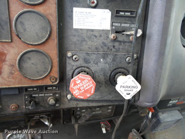 image for item DA2389 1994 International 9400 fertilizer tender truck