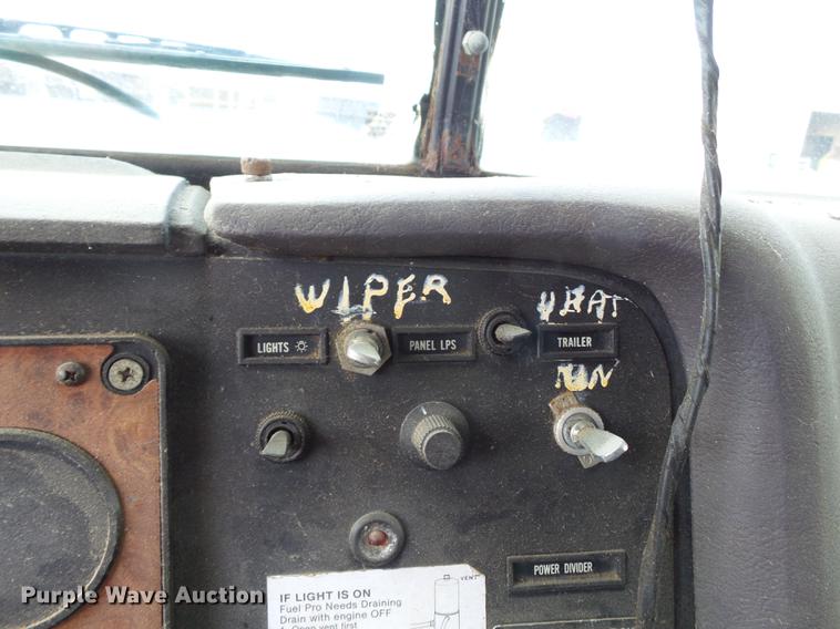 image for item DA2389 1994 International 9400 fertilizer tender truck