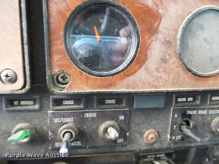 image for item DA2389 1994 International 9400 fertilizer tender truck