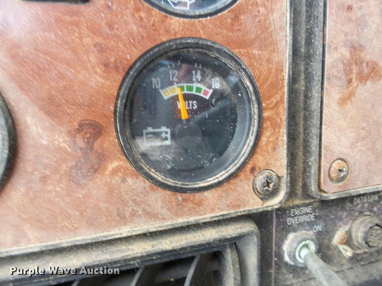 image for item DA2389 1994 International 9400 fertilizer tender truck