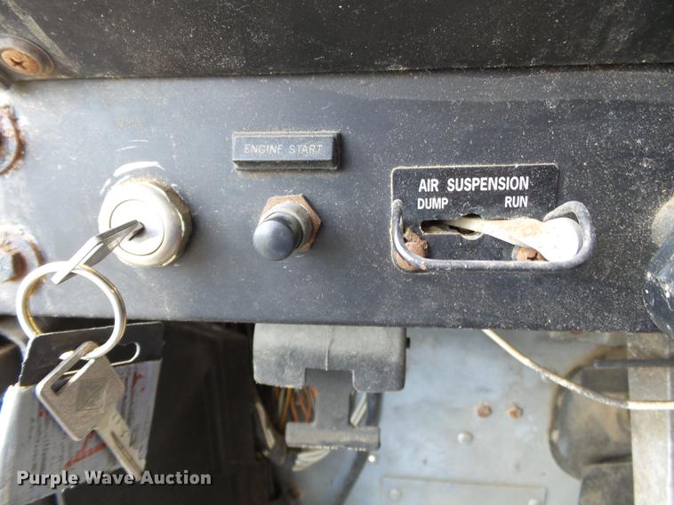 image for item DA2389 1994 International 9400 fertilizer tender truck