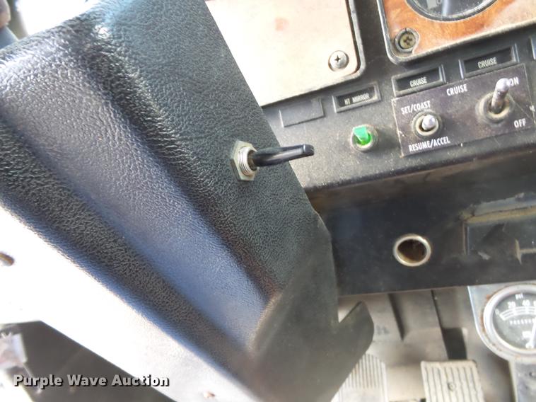 image for item DA2389 1994 International 9400 fertilizer tender truck