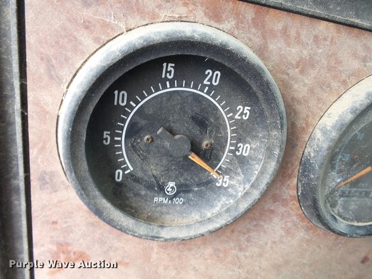 image for item DA2389 1994 International 9400 fertilizer tender truck