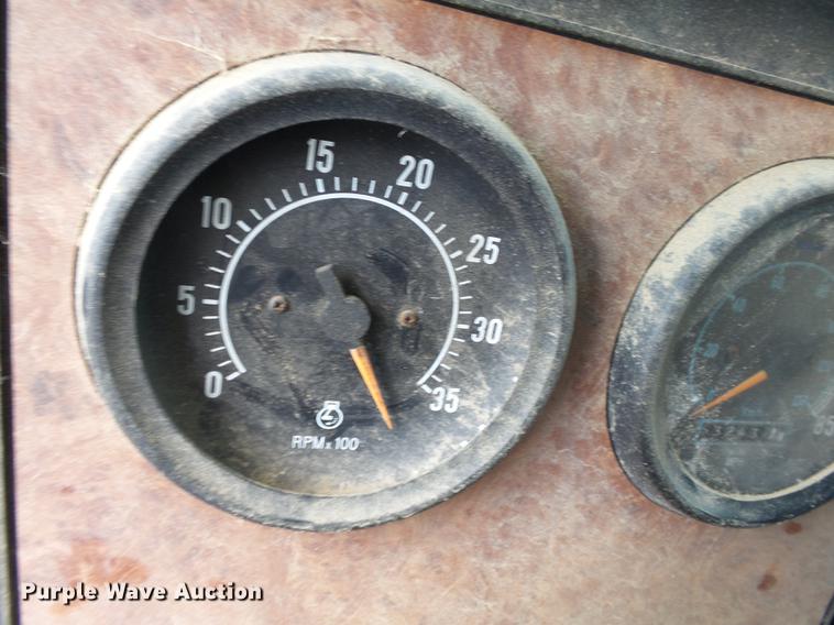 image for item DA2389 1994 International 9400 fertilizer tender truck