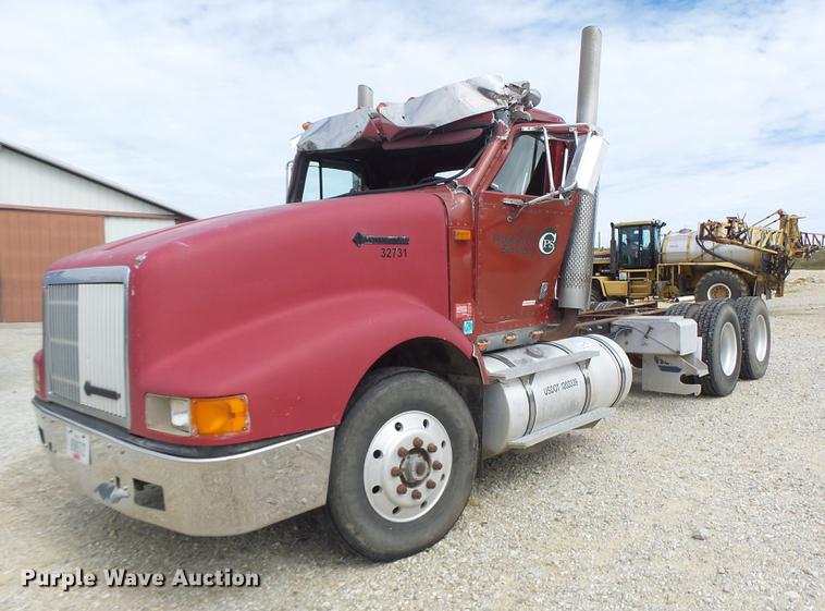 image for item DB1487 1993 International 9400 truck cab and chassis