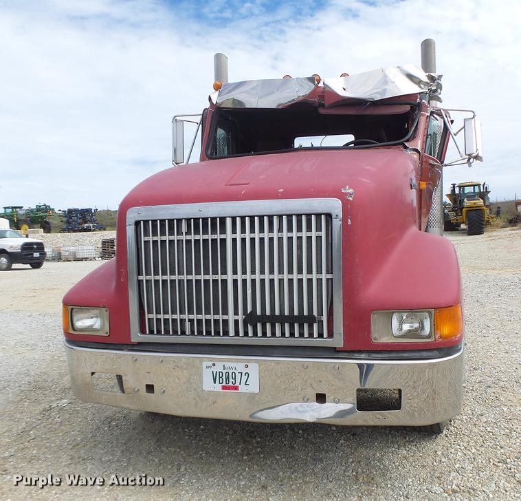 image for item DB1487 1993 International 9400 truck cab and chassis