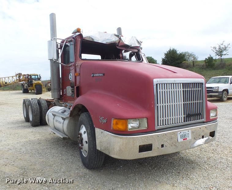 image for item DB1487 1993 International 9400 truck cab and chassis