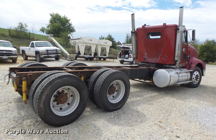 image for item DB1487 1993 International 9400 truck cab and chassis