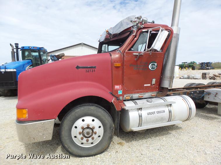 image for item DB1487 1993 International 9400 truck cab and chassis