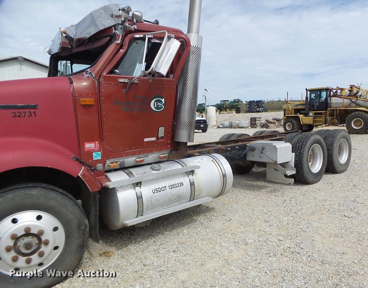 image for item DB1487 1993 International 9400 truck cab and chassis