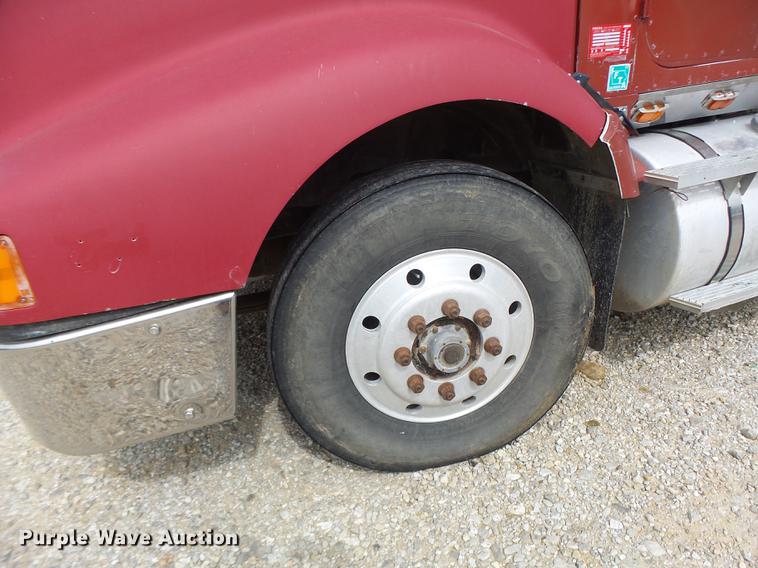 image for item DB1487 1993 International 9400 truck cab and chassis