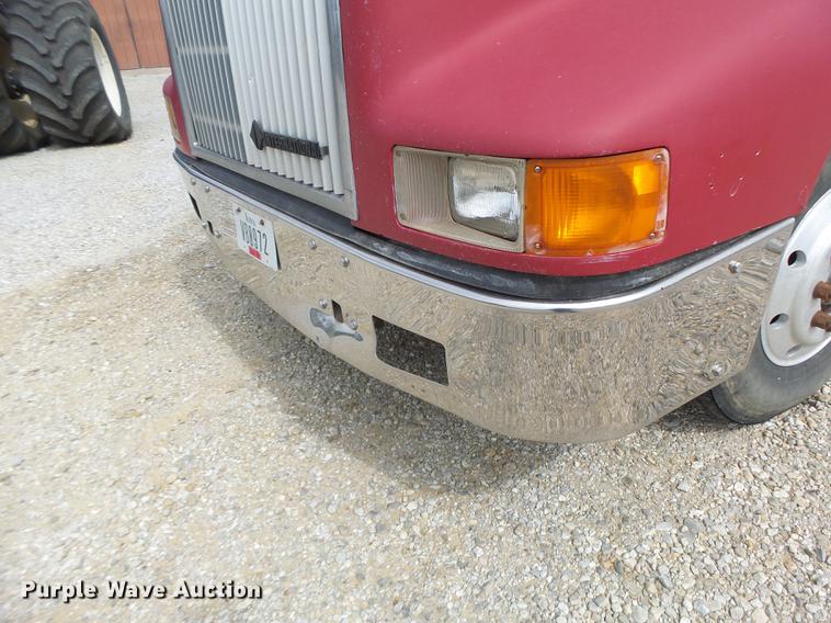 image for item DB1487 1993 International 9400 truck cab and chassis