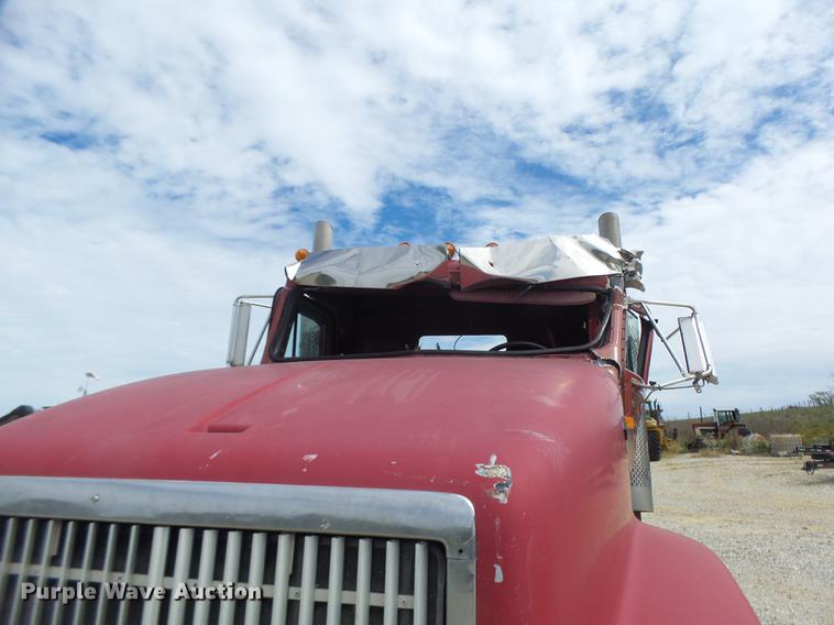 image for item DB1487 1993 International 9400 truck cab and chassis