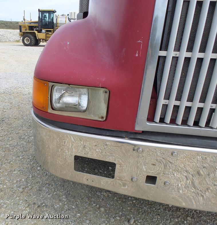 image for item DB1487 1993 International 9400 truck cab and chassis