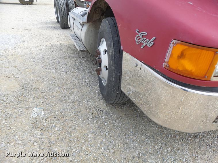 image for item DB1487 1993 International 9400 truck cab and chassis