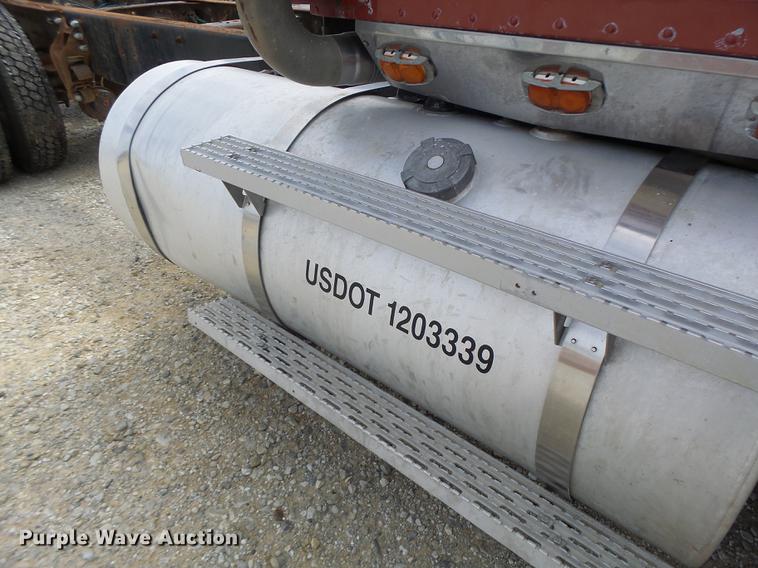 image for item DB1487 1993 International 9400 truck cab and chassis