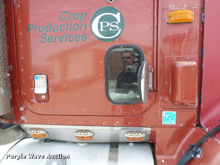 image for item DB1487 1993 International 9400 truck cab and chassis