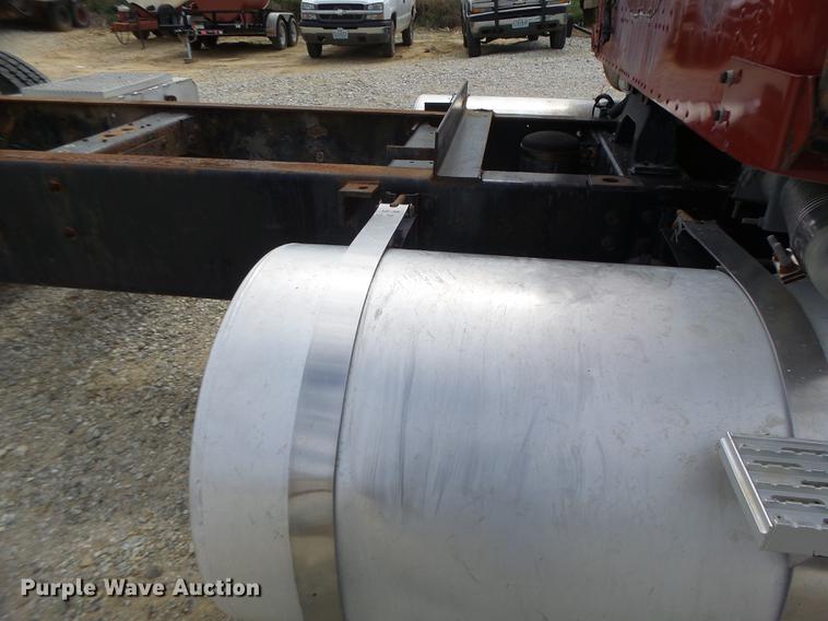 image for item DB1487 1993 International 9400 truck cab and chassis