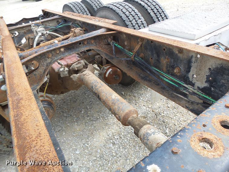 image for item DB1487 1993 International 9400 truck cab and chassis