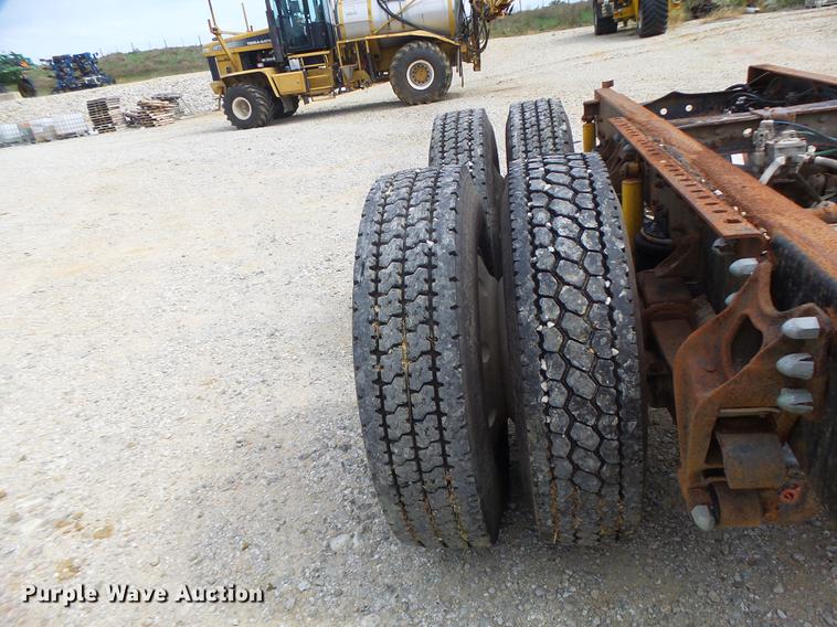 image for item DB1487 1993 International 9400 truck cab and chassis