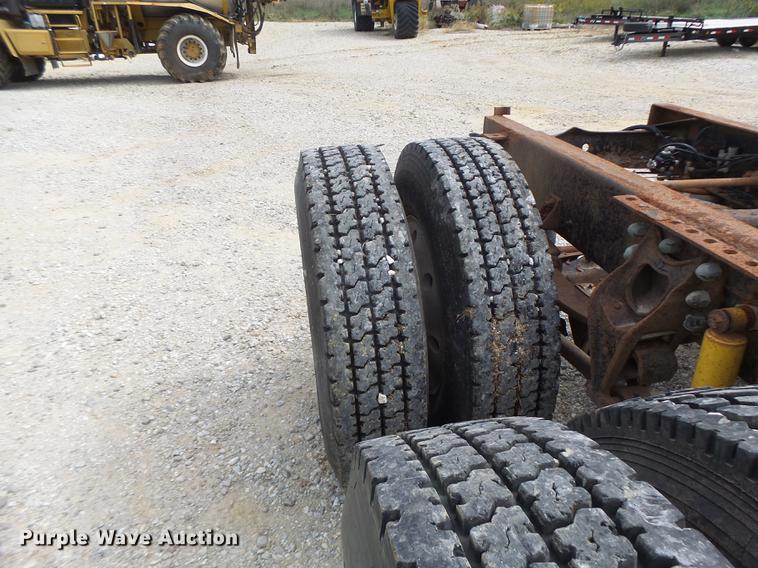 image for item DB1487 1993 International 9400 truck cab and chassis