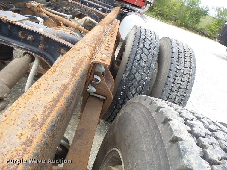 image for item DB1487 1993 International 9400 truck cab and chassis