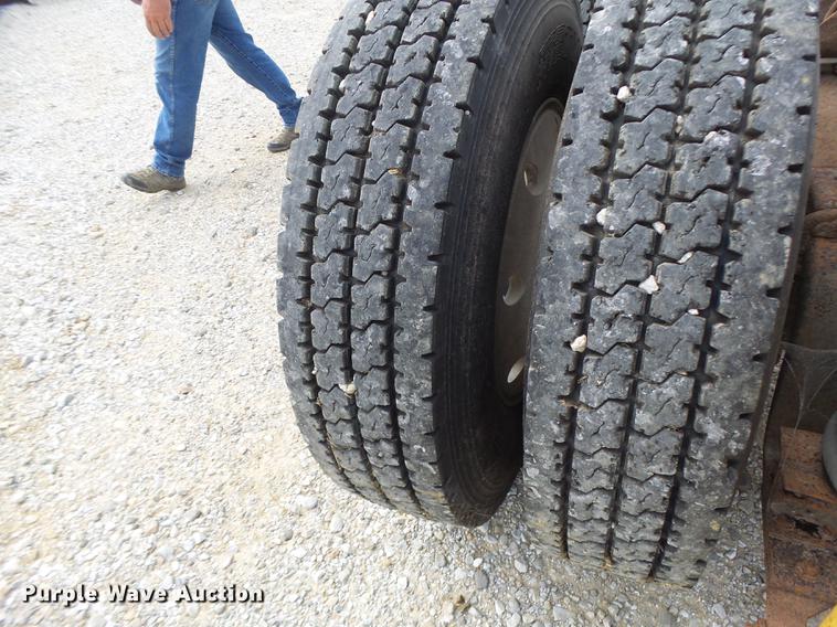 image for item DB1487 1993 International 9400 truck cab and chassis